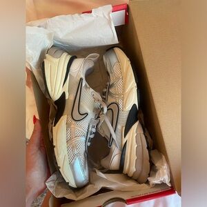 Nike V2K Run- womens 6.5